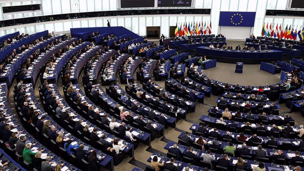 Με το φόβο έρευνας για το ΕΛΚ και τη σχέση με τον βραχίονα της «αμαρτωλής» Blue Skies ζουν στο Μαξίμου