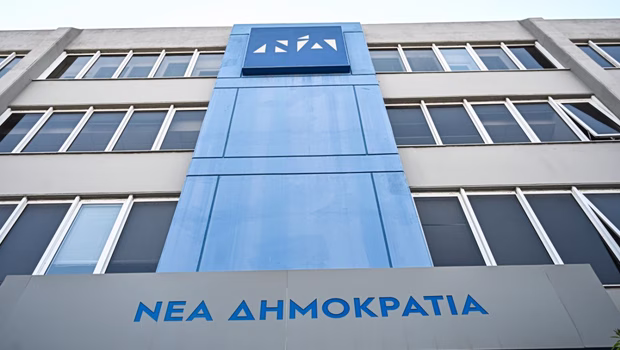 Ετοιμάζουν συνέδριο με χειροκροτήματα στα φανερά, μα και με κοφτερά μαχαίρια στα κρυφά...