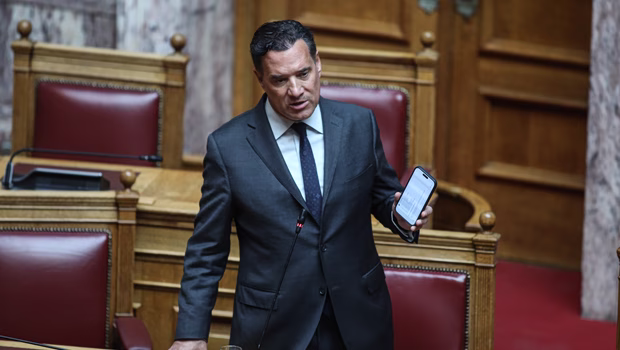 Οργή Γεωργιάδη για τη φωτογραφία με γυναίκα στα social - «Δεν είμαι εγώ, μάλλον είναι AI»