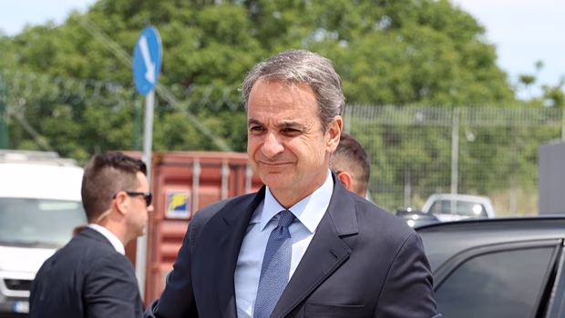 Αμήχανος Μητσοτάκης με εξυπνακισμούς για το ΕΑΜ προσπαθεί να απαξιώσει Τσίπρα και ΕΛΑΣ