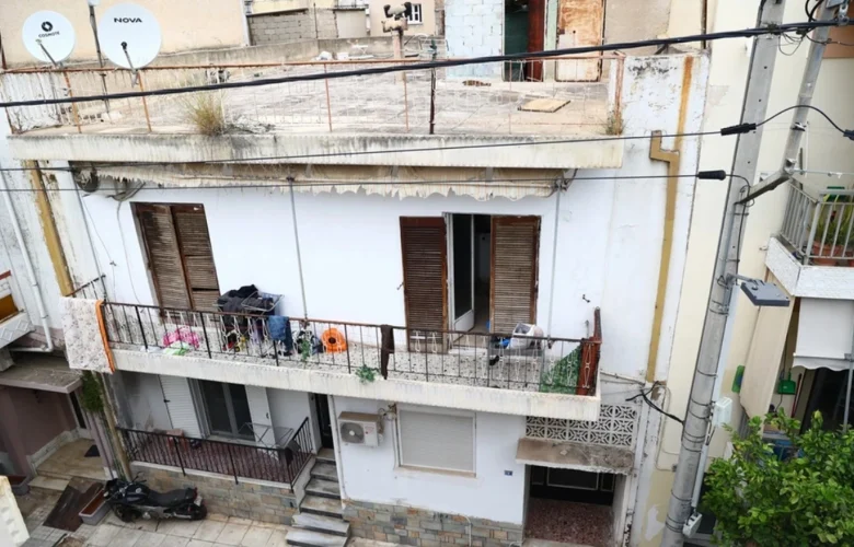 Υποσιτισμένα τα τρία παιδιά που ζούσαν σε τρώγλη στους Αγίους Αναργύρους – Έχουν μεταφερθεί στο Παίδων