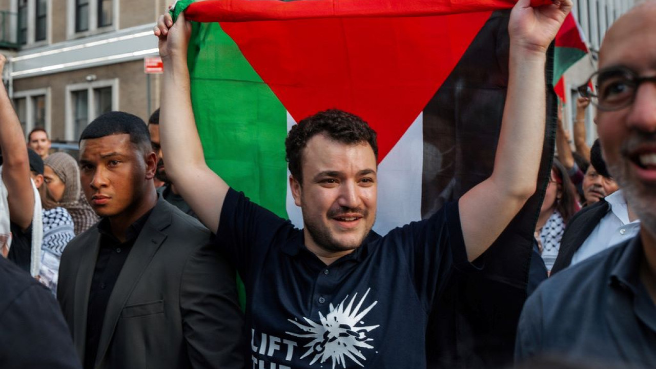 Δημοτική σύμβουλος της Νέας Υόρκης απειλεί τον φιλοπαλαιστίνιο ακτιβιστή του Κολούμπια, Μαχμούντ Χαλίλ