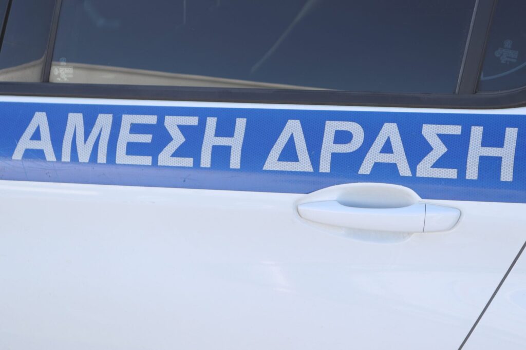 Εισέβαλλε στο μαγαζί του και τον πυροβόλησε στα πόδια