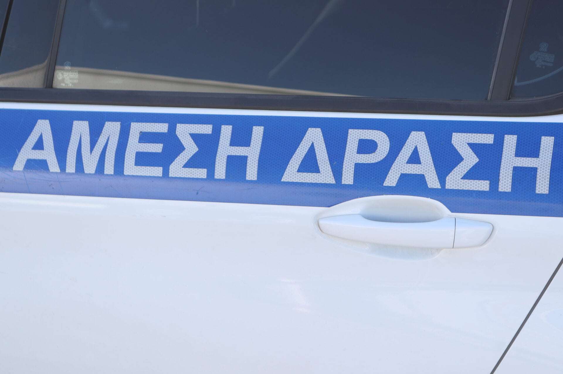 Εισέβαλλε στο μαγαζί του και τον πυροβόλησε στα πόδια