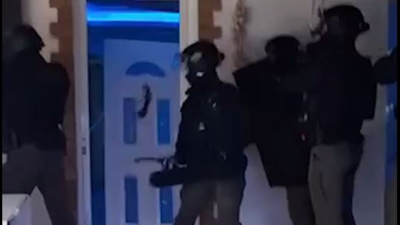 Δυτική Αττική: Βίντεο από την έφοδο της ΕΛ.ΑΣ για εξάρθρωση σπείρας που εξαπατούσε πολίτες