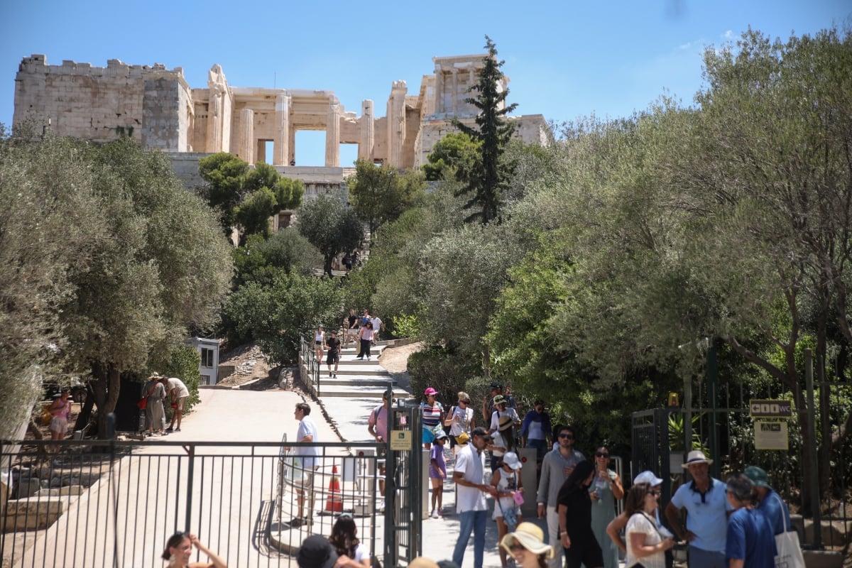 Ο τουρισμός «πετάει» αλλά η μέση διάρκεια παραμονής έχει μειωθεί στις 6,1 διανυκτερεύσεις – Πού οφείλεται, οι αγορές που οδήγησαν την αύξηση των εισπράξεων το 2025