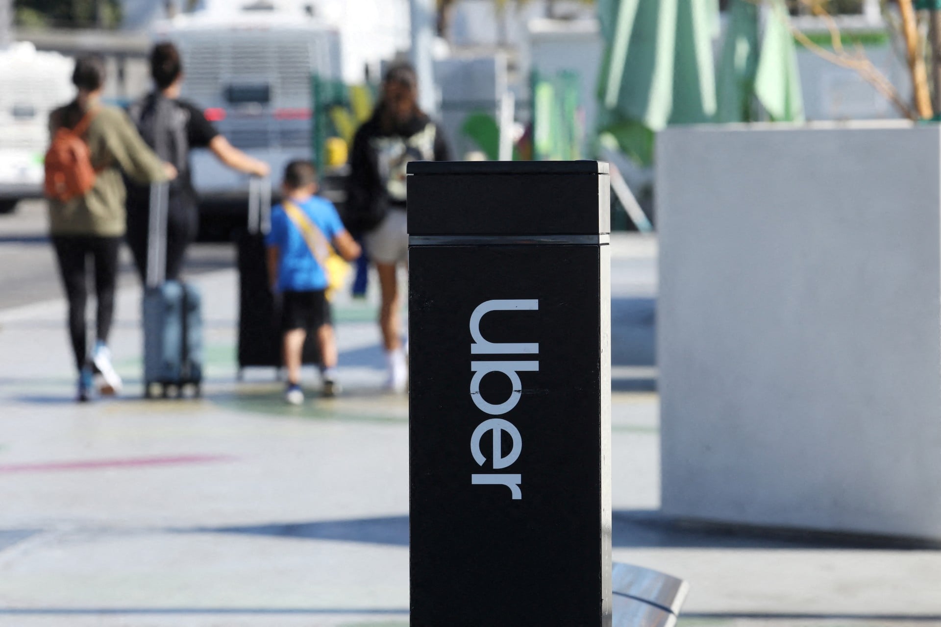 Η Uber εξετάζει την πλήρη εξαγορά της γερμανικής Delivery Hero