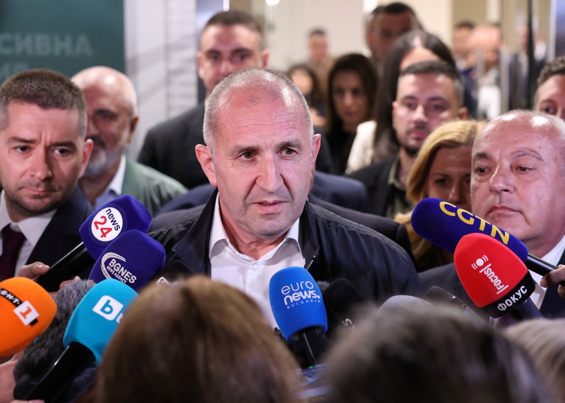 Η πρόεδρος της χώρας έδωσε εντολή σχηματισμού κυβέρνησης στον νικητή των εκλογών Ράντεφ