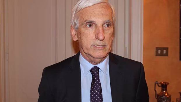 Υποκλοπές: Αμήχανος και εκτεθειμένος - η προβληματική εμφάνιση Δεμίρη στη Βουλή