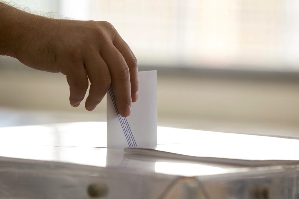 Τα ακροατήρια που έχουν επιλέξει την αποχή στις εκλογές - Ποια θα σηκωθούν από τον καναπέ;