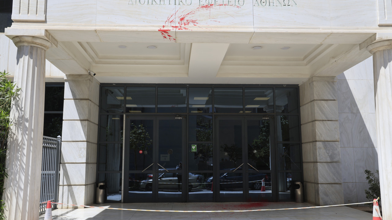 Συνελήφθησαν 3 γυναίκες που επιτέθηκαν με βαριοπούλες και μπογιές στο Διοικητικό Εφετείο Αθηνών