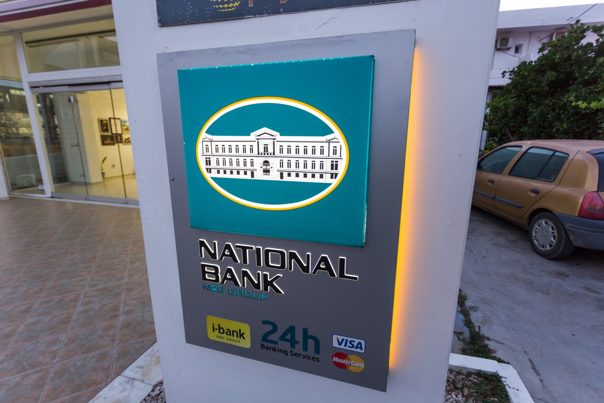 Μια δικαστική απόφαση για την επιβάρυνση των 80 λεπτών και τι απαντά η τράπεζα