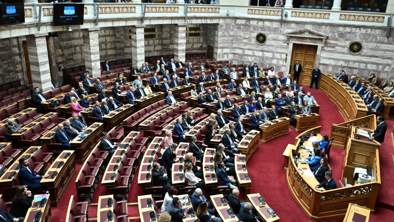 Live η συζήτηση στην Ολομέλεια για προανακριτική κατά Λιβανού και Αραμπατζή