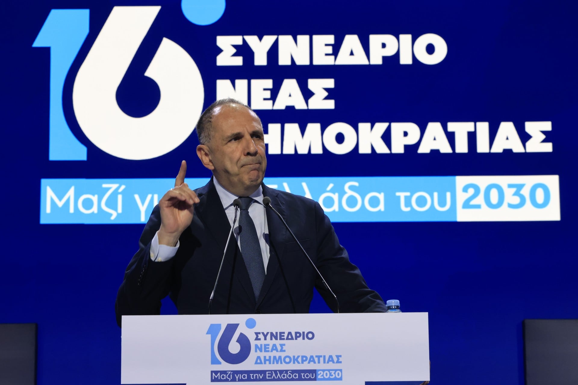 «Ποιον θέλουν οι Έλληνες να καθίσει πίσω από την ελληνική σημαία και να υποστηρίξει τα ελληνικά δίκαια;»