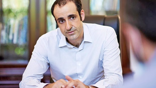 Για ποια «ασφάλεια» θα μιλήσει ο Γρηγόρης Δημητριάδης και με ποια ιδιότητα θεωρείται ισότιμος, πρώην πρωθυπουργών, υπουργών (που παρακολουθούσε) και άλλων αξιωματούχων;