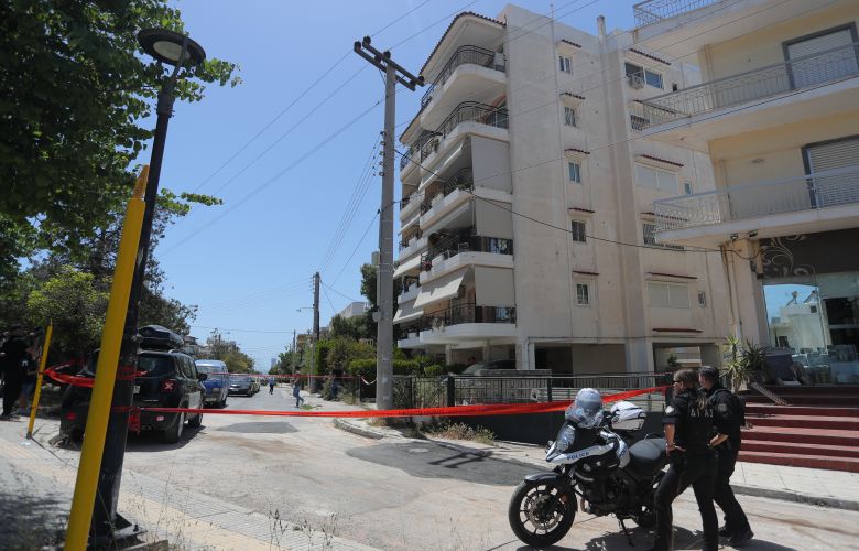 Στο ΚΑΤ μεταφέρεται η μία από τις 17χρονες που έπεσαν από τον 6ο όροφο πολυκατοικίας – Εξαιρετικά κρίσιμη η κατάστασή της – News.gr
