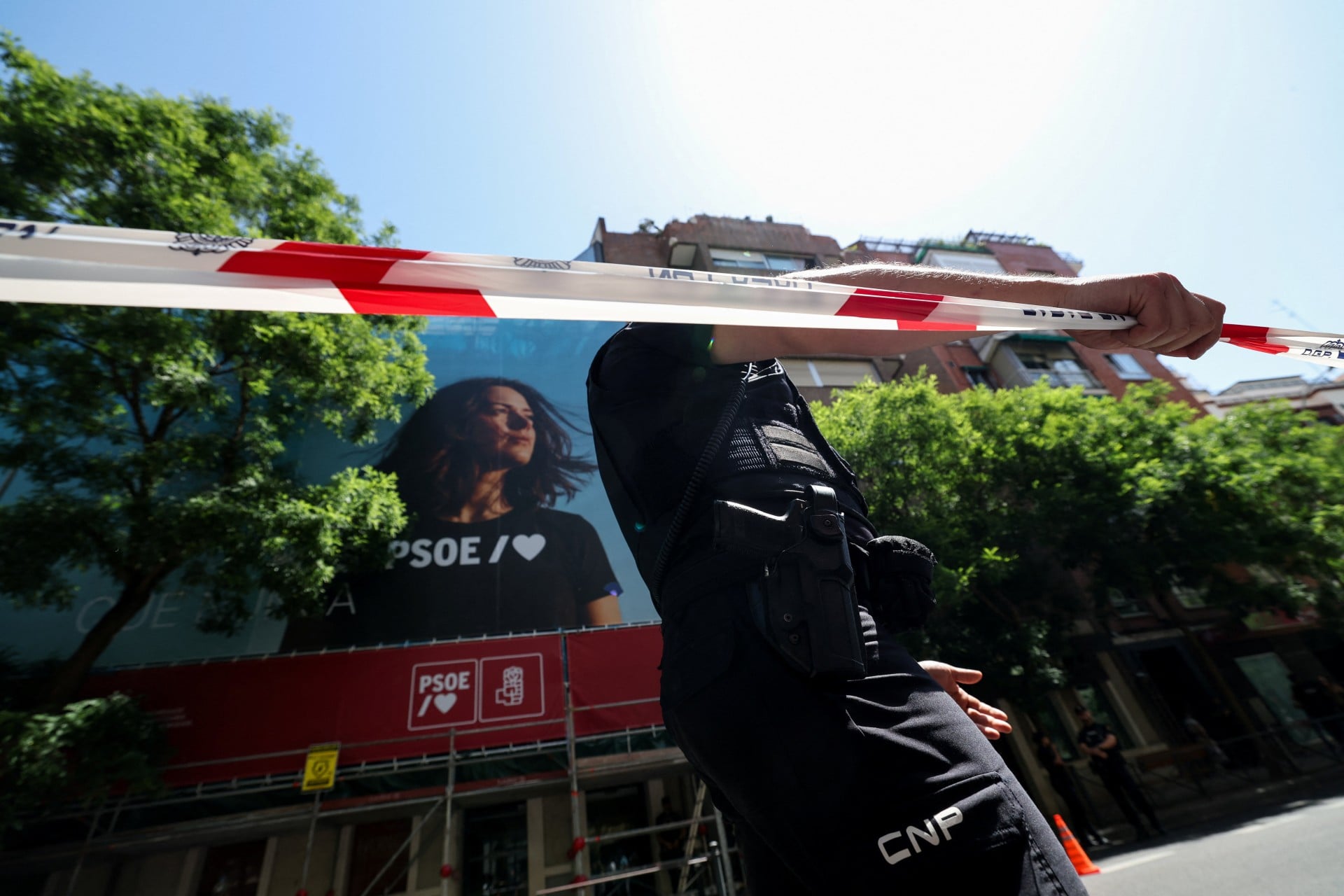Έφοδος της αστυνομίας στα κεντρικά γραφεία του PSOE στο πλαίσιο έρευνας για πρώην στελεχός του
