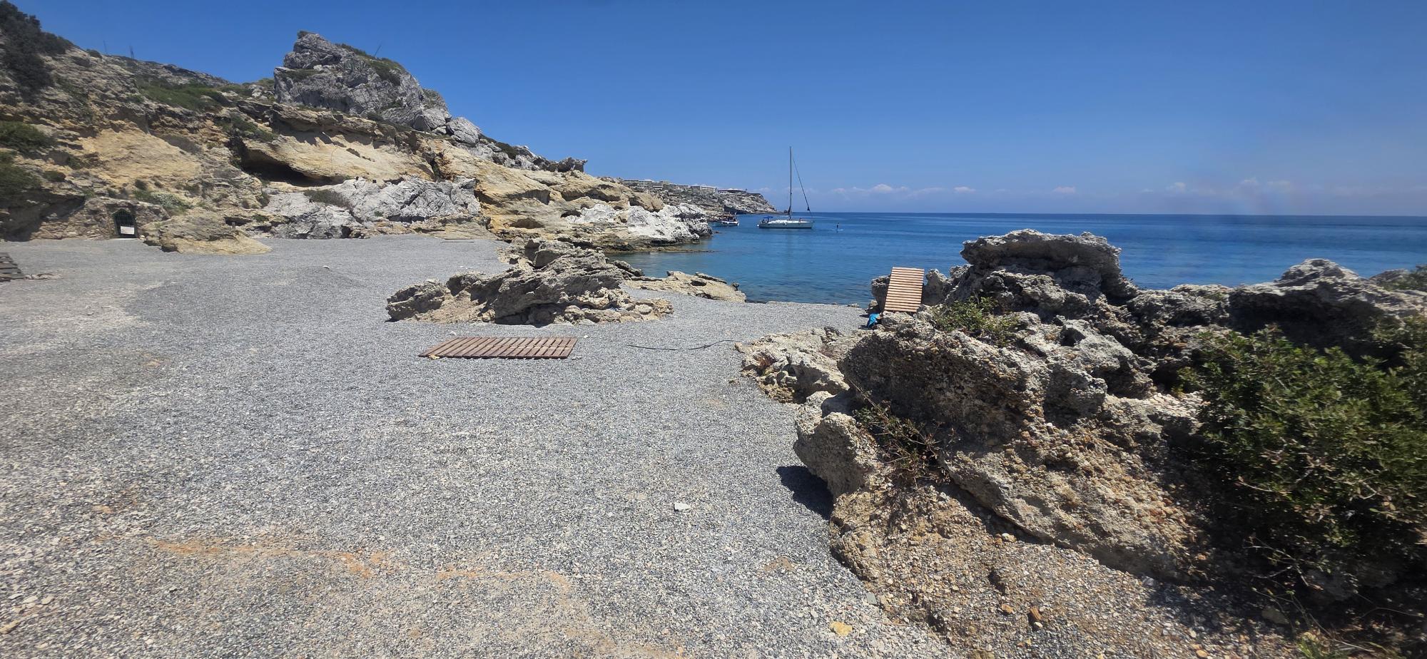 «Ξηλώθηκαν» ομπρέλες και ξαπλώστρες για ελεύθερη πρόσβαση