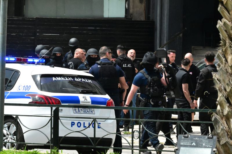 Στη φυλακή ο 58χρονος που πυροβόλησε με ούζι μέσα σε μπαρ στην Καλλιθέα – Ισχυρίστηκε πως είχε καταναλώσει μεγάλη ποσότητα αλκοόλ