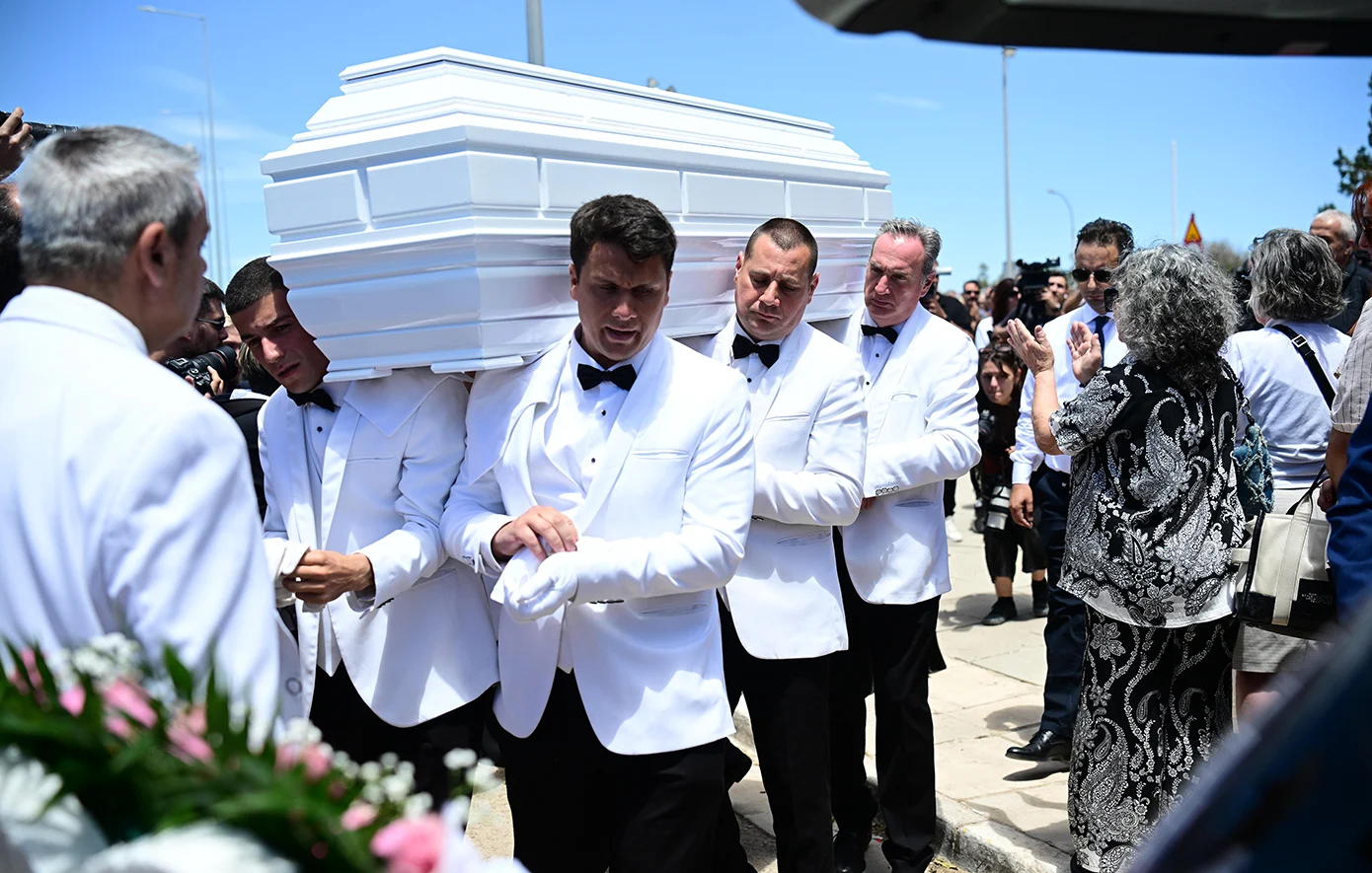 Το λευκό φέρετρο και οι σπαρακτικοί επικήδειοι του Τραϊανού Δέλλα και της κόρης τους, Βικτώριας – News.gr