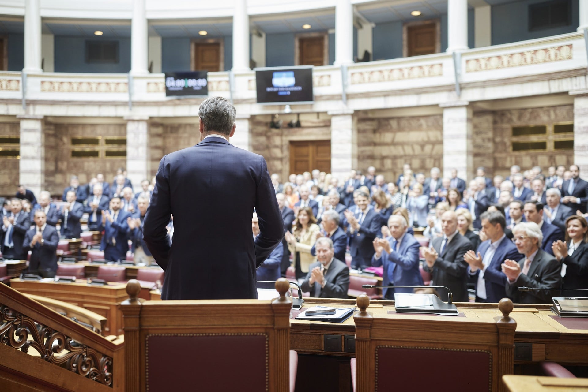 Οι κόκκινες γραμμές Μητσοτάκη, οι αιχμές των «γαλάζιων» και τα «καρφιά» κατά Κοβέσι 