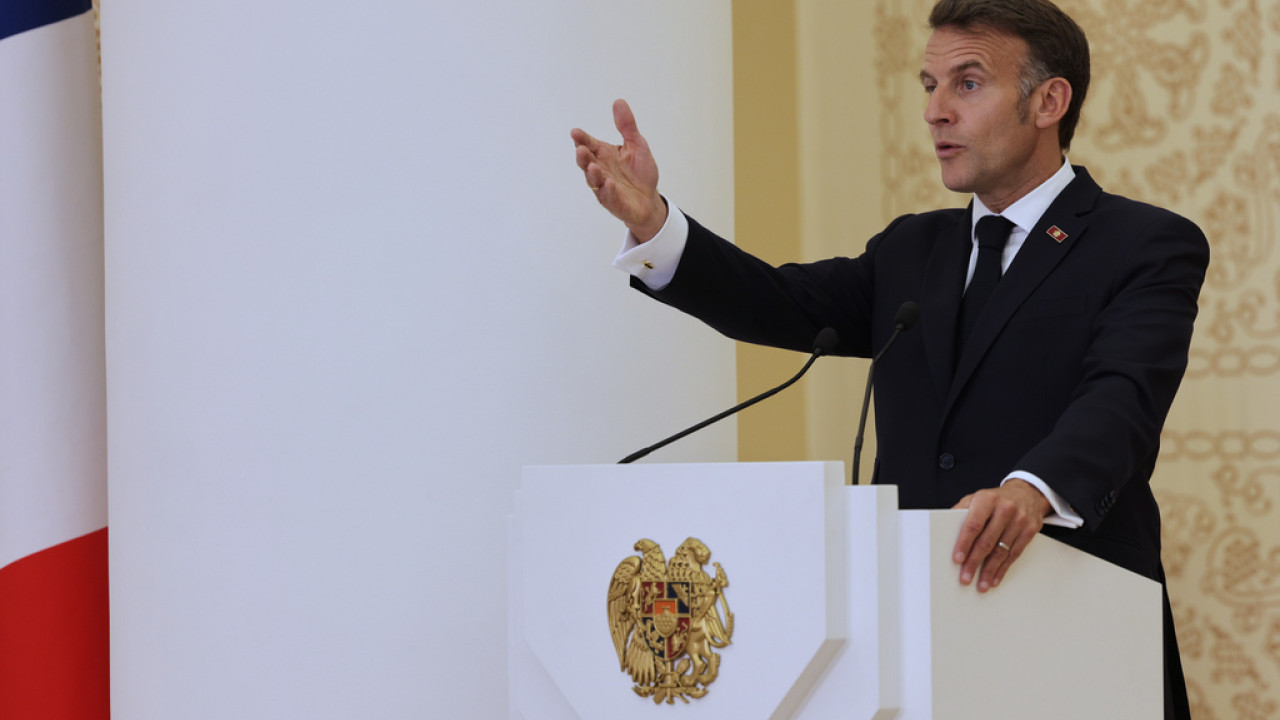 Μακρόν: Όλες οι επιλογές στο τραπέζι για τους αμερικανικούς δασμούς στα αυτοκίνητα