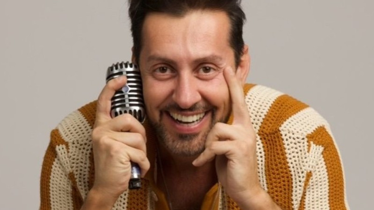 Max Amini: O κορυφαίος stand up comedian βρέθηκε στην Ελλάδα και έγινε viral
