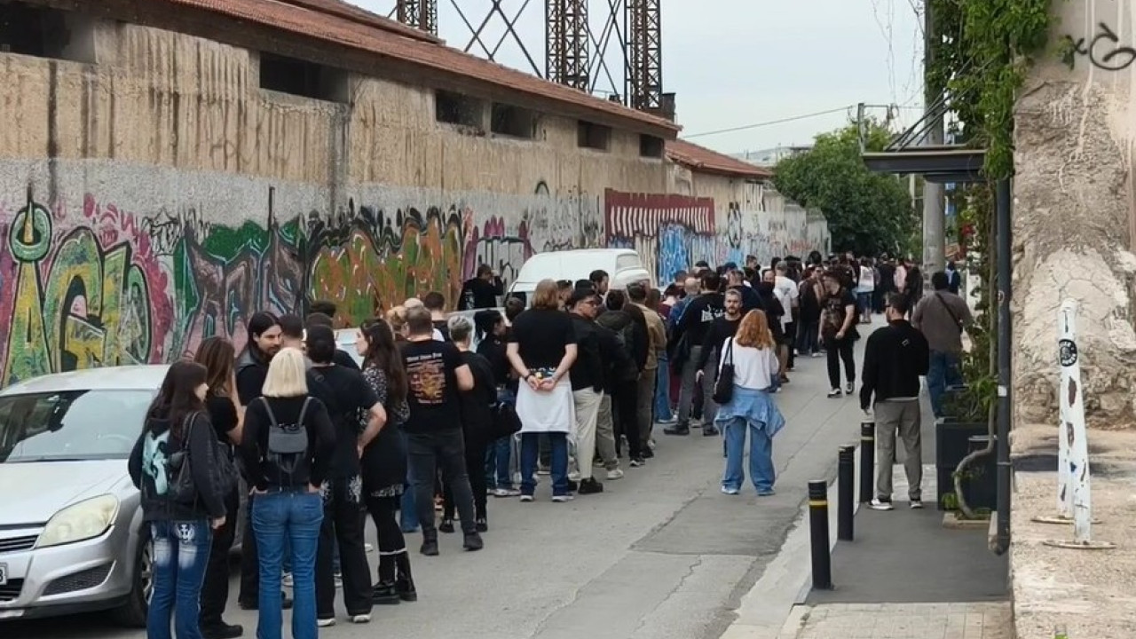 Metallica: Τεράστια ουρά από fans στην Τεχνόπολη για το pop up store