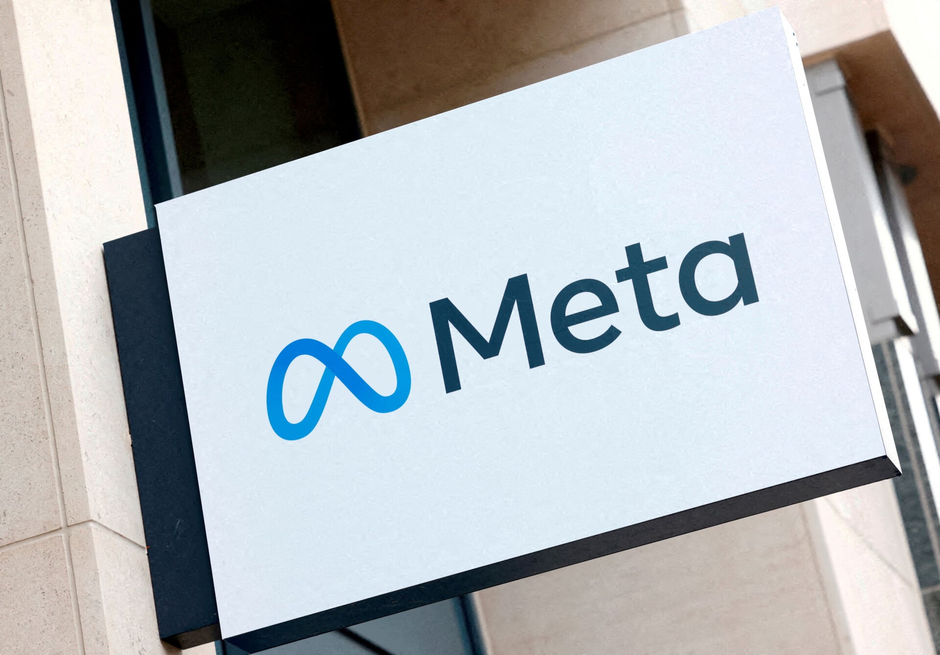 Πότε οι υπολογιστής «κοιμάται»; Η Meta παρακολουθεί τα κλικ και «φακελώνει» τους εργαζομένους