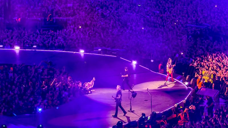 Το θρυλικό heavy metal συγκρότημα έπαιξε… Ζορμπά και Τρύπες – News.gr