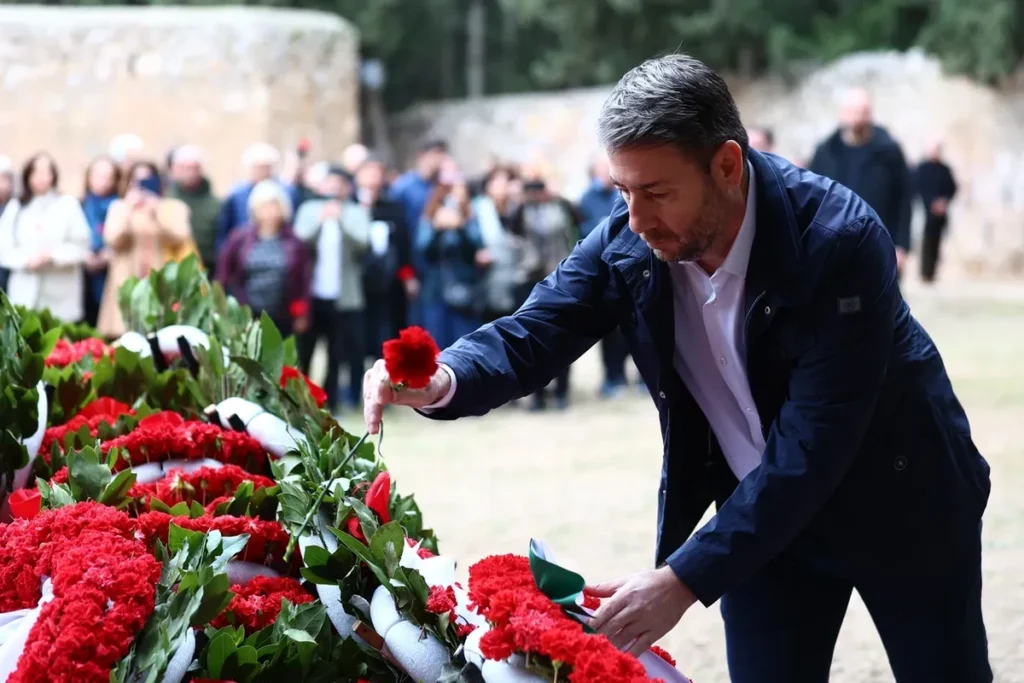 Το ΠΑΣΟΚ πετσοκόβει Αδωνι: Σπάει κάθε ρεκόρ γραφικότητας, πού να ξέρει για την Εργατική Πρωτομαγιά ο πωλητής των βιβλίων του Πλεύρη