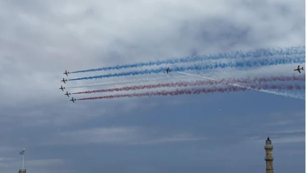 Τα Red Arrows «έσκισαν» τον ουρανό πάνω από το ενετικό λιμάνι των Χανίων