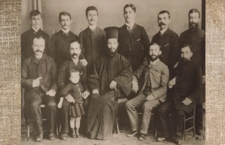 Τον ιερέα πατέρα μου τον κρέμασαν στη Δημαρχία. Κόπηκε το σχοινί και τότε τον κομμάτιασαν με το μαχαίρι και τον πέταξαν