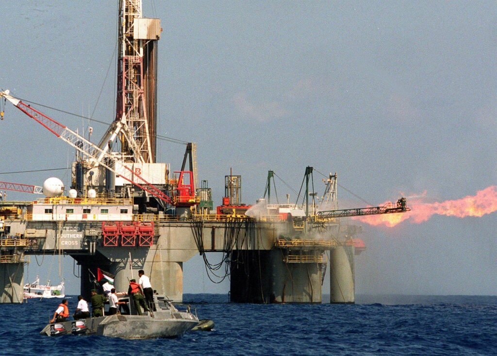 Υποχωρεί προς τα 90 δολάρια η τιμή του αργού πετρελαίου