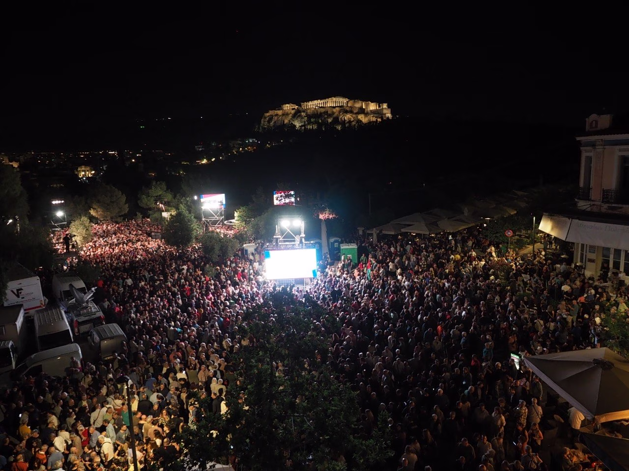 «Αν δεν κάνει και ο Τσίπρας τίποτα, τότε να σηκωθούμε να φύγουμε» - Πολίτες μιλούν στο in, στα γενέθλια της ΕΛΑΣ