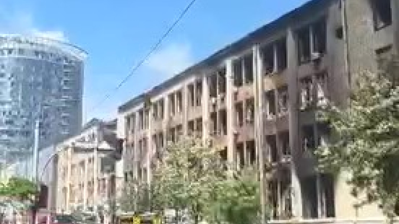 Σφοδροί ρωσικοί βομβαρδισμοί στο Κίεβο - Συγκλονιστικά πλάνα από τα χτυπήματα