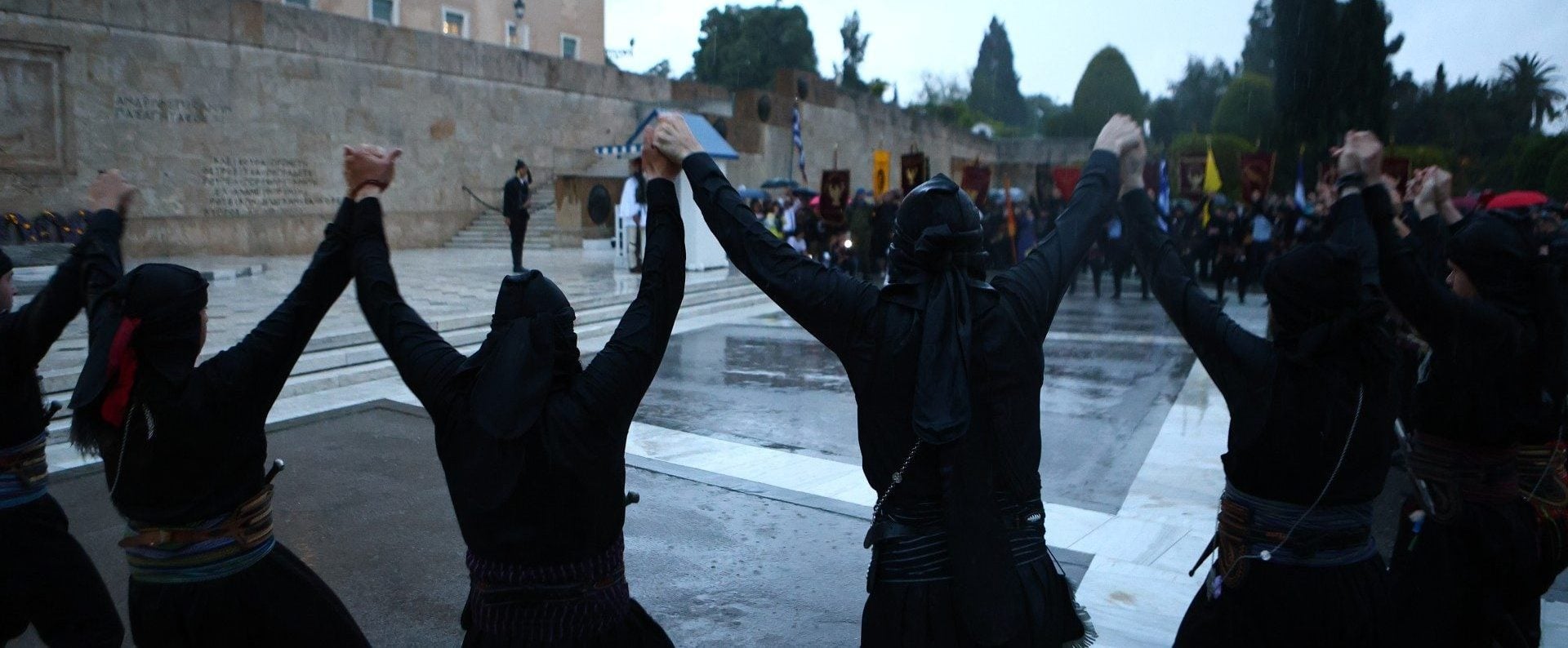 Ο περήφανος χορός των Ποντίων υπό βροχή και η αλλαγή της προεδρικής φρουράς από εύζωνες με στολή Πόντιου αντάρτη