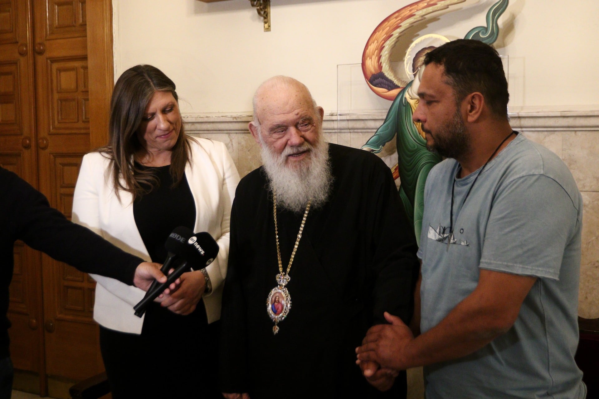 Στον Αρχιεπίσκοπο ΙερώνυμοΗ Ζωή Κωνσταντοπούλου και ο Πάνος Ρούτσι