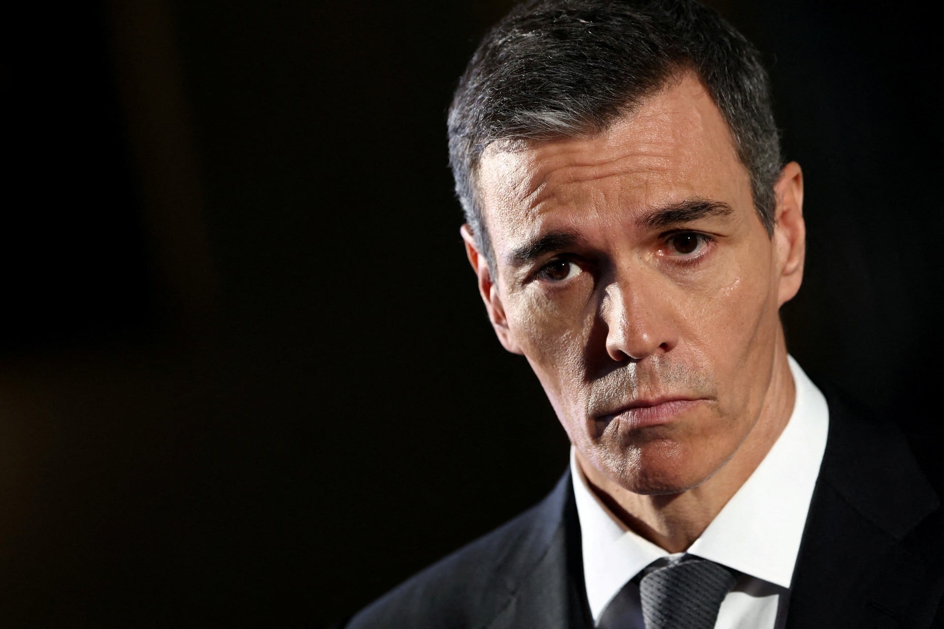 Με «την πλάτη στον τοίχο» ο Σάντσεθ καθώς οι έρευνες για διαφθορά συσσωρεύονται