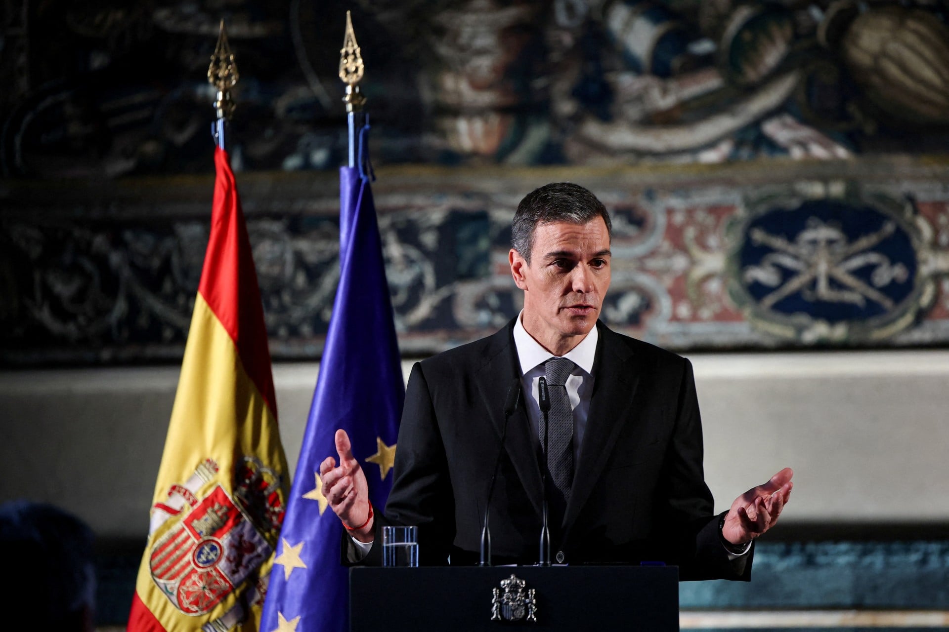 Η τέλεια καταιγίδα που απειλεί τον Πέδρο Σάντσεθ