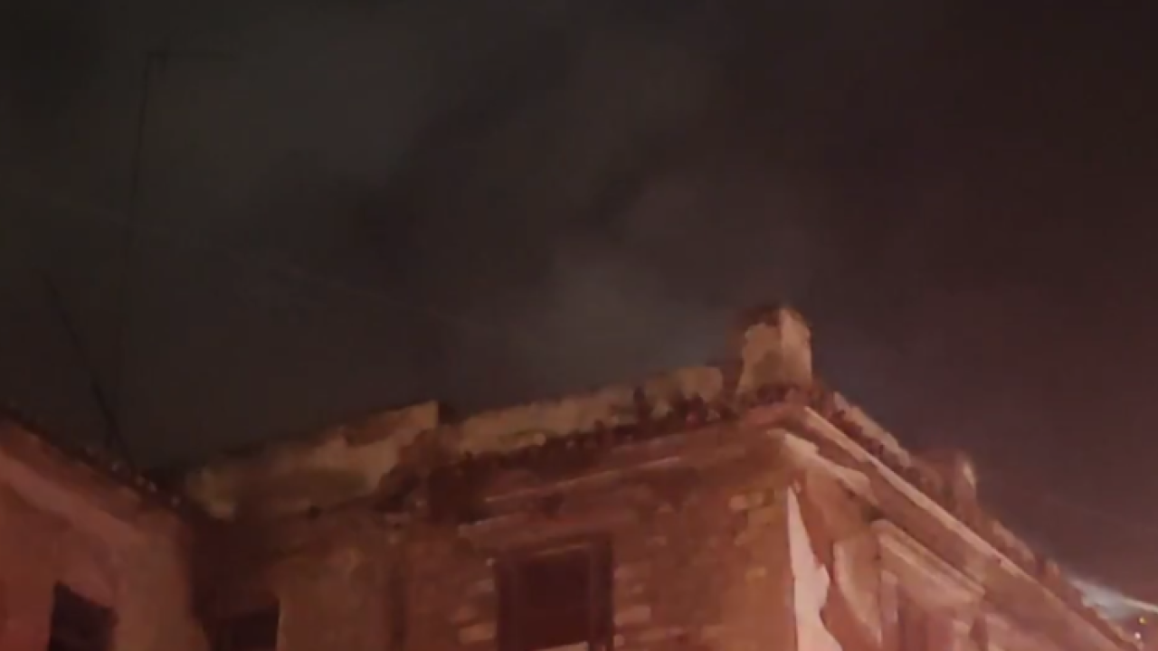 Φωτιά σε εγκαταλελειμμένο κτίριο στο Κουκάκι - Δείτε βίντεο