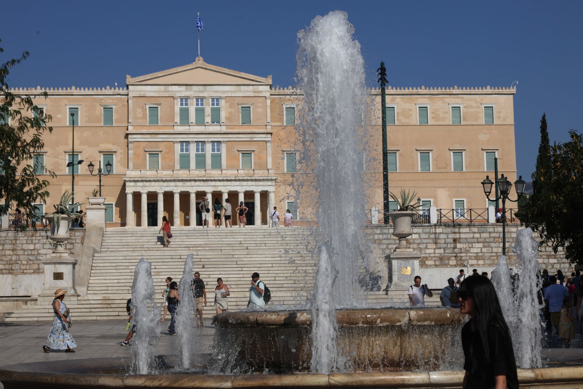 Η φανέλα του Τσίπρα, το κλαδί της Καρυστιανού, ο Καραμανλής και η πολύφερνη νύφη του Κόκκαλη