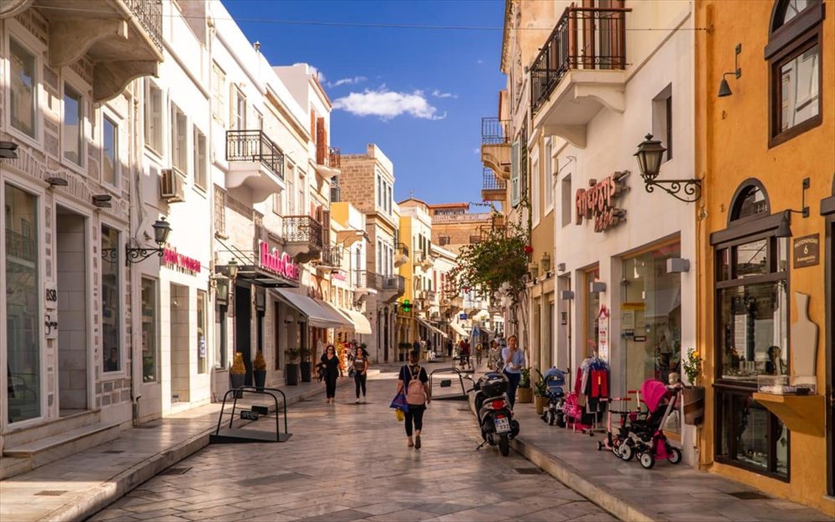 Τι μπορεί να κρύβει ένα τριήμερο στη Σύρο;