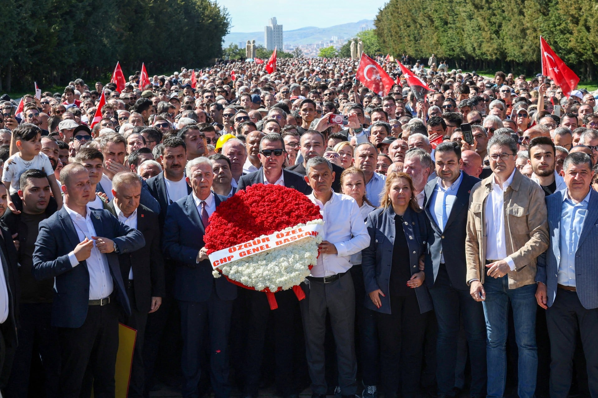 Ο έκπτωτος ηγέτης της αντιπολίτευσης, Οζέλ, συγκέντρωσε χιλιάδες διαδηλωτές στην Άγκυρα