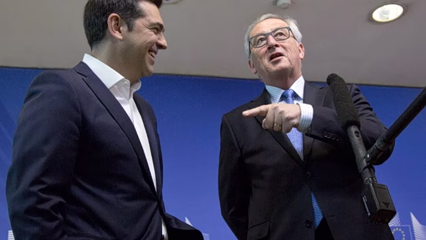 Ο Akylas λέει «Ferto», ο Μητσοτάκης ακούει στο βάθος για το κόμμα «δώστο» και ο Τσίπρας λέει «πάρτο» το πιάτο της εκδίκησης δια στόματος Γιούνκερ