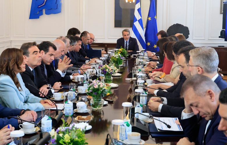 Πολιτική Βαβέλ με τα νέα κόμματα – Παρατείνεται έως τον Ιούνιο η επιδότηση στο diesel, τέλη Ιουνίου τα 150 ευρώ για κάθε παιδί – News.gr