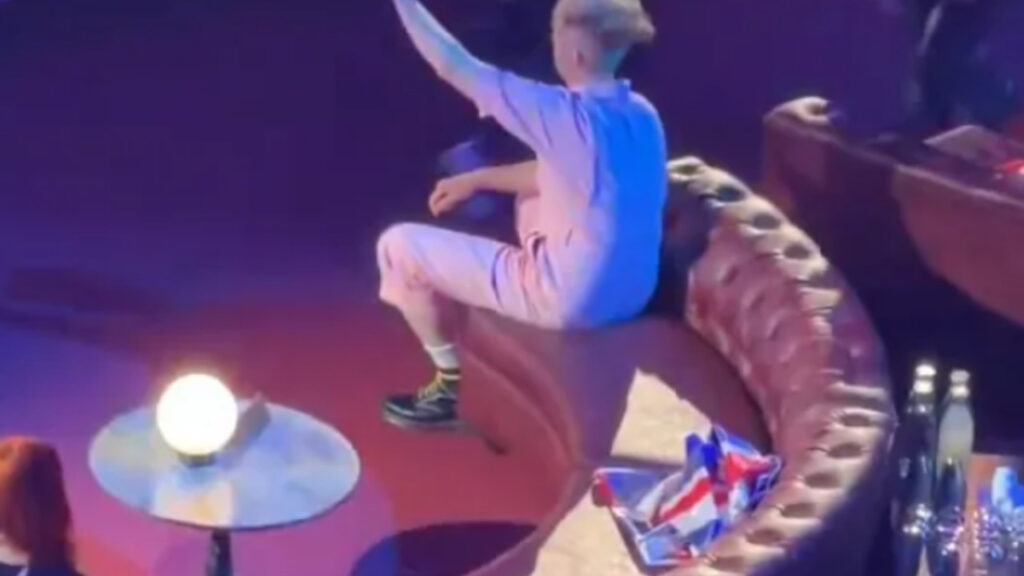 Eurovision 2026: Οι Δανοί προσκάλεσαν στον καναπέ τους τον Βρετανό εκπρόσωπο που καθόταν ολομόναχος
