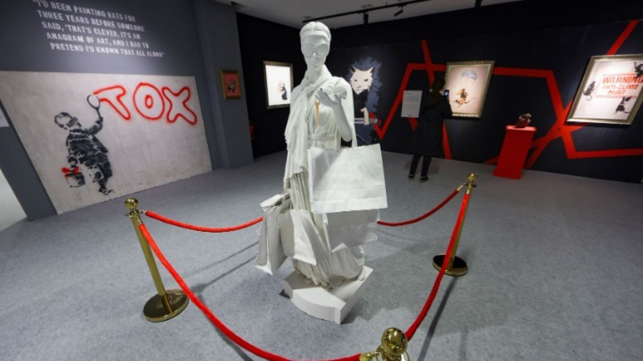 Άγαλμα με υπογραφή Banksy εμφανίστηκε στο κεντρικό Λονδίνο