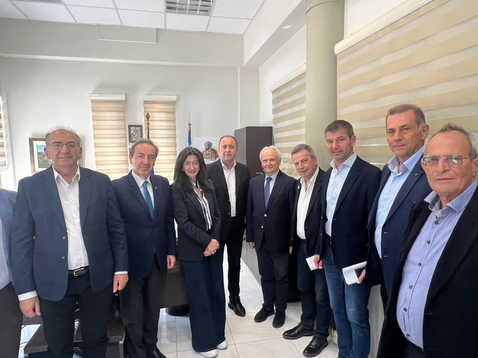 Αναδασμοί και ανασύσταση κτηνοτροφίας λόγω ευλογιάς στη συνάντηση Ανδριανού με παραγωγούς της Φωκίδας