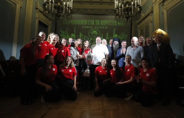 Ο Δήμος Πειραιά τίμησε τις πρωταθλήτριες Ευρώπης του Ολυμπιακού στο πόλο – News.gr